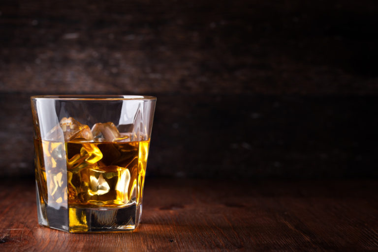 Read more about the article Visiting the Emerald Isle? Try These Popular Drinks at an Irish Pub
