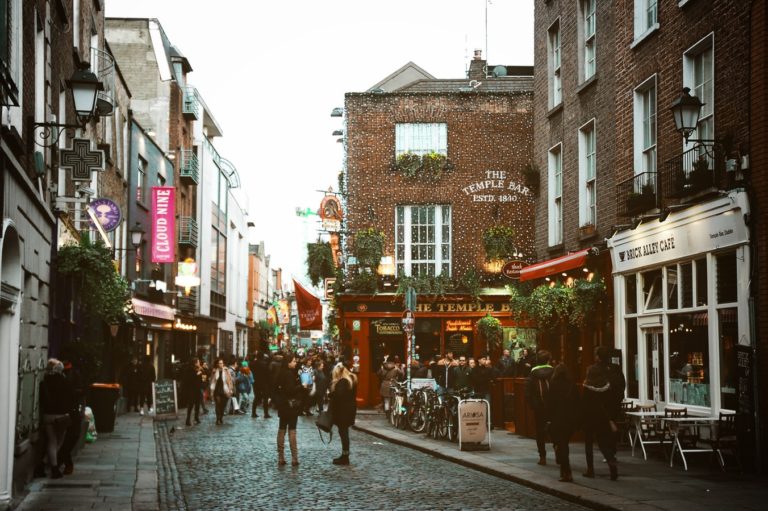 Read more about the article Dub’s Castles and Pubs: How to do a Chauffeur Tour in Ireland